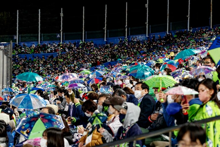 神宮に集ったファンも奥川の快投に酔いしれた　©Kiichi Matsumoto