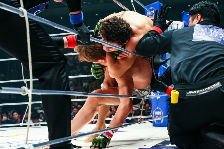 ロープ際でケラモフにチョークを極められる朝倉未来　©RIZIN FF Susumu Nagao