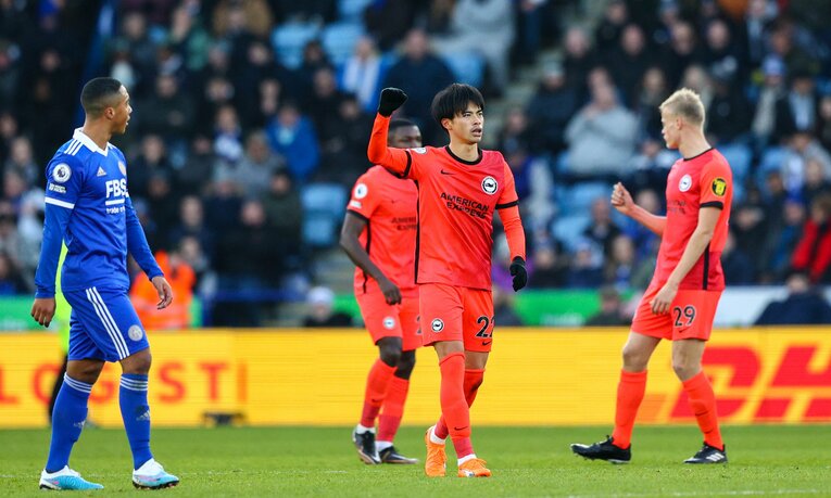 現地時間1月21日の第21節レスター戦で見事なゴールを決めた三笘薫　©Getty Images
