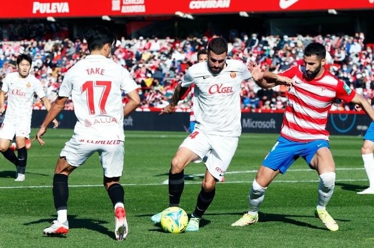 久保建英vsバルサがW杯イヤーのリーガ初戦… 年末の試合で見た「タケの身体の進化」と新星たちの奮起〈撮影者の視点〉(56)