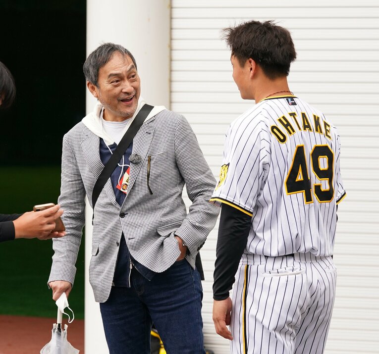 2月の阪神宜野座キャンプ。熱烈な阪神ファンの渡辺謙と話す大竹　©Sankei Shimbun