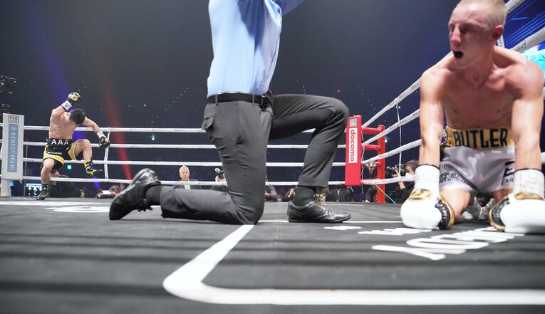 井上尚弥がバトラーをKOしたシーンの連続写真（6枚目／全7枚）©Naoki Fukuda