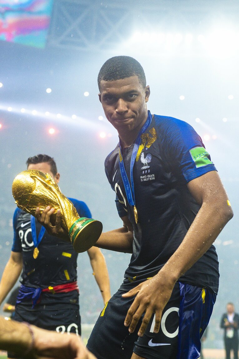 ロシアW杯で「オリジナル・トロフィー」を手にするエムバペ　©Takuya Sugiyama/JMPA