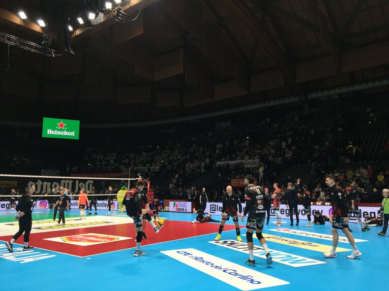 入念にストレッチする石川祐希／ペルージャの試合前練習（コッパ・イタリア準決勝）©︎Takashi Yuge