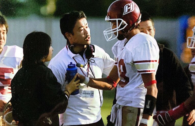 一橋大アメフト部の監督を務めていた当時の猪股。いまから8年前の2015年にチームを離れたという／取材対象者提供