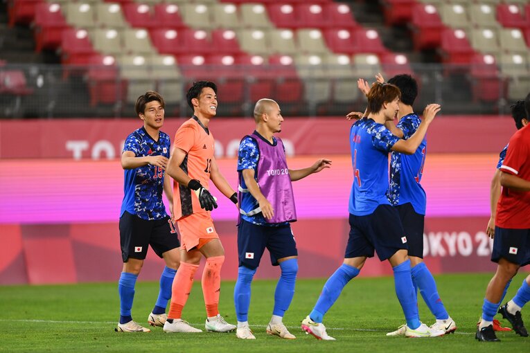 勝利を喜ぶ東京五輪代表のメンバーたち　©JMPA