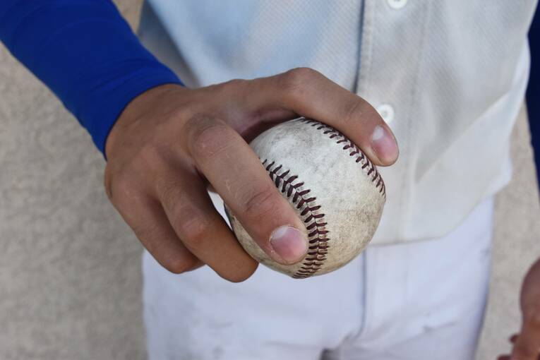 巨人ドラ1・翁田大勢のたくましい“手”。自信のある球種はフォークだ