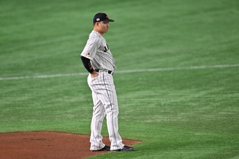 エラーをした後、悔しそうな表情を浮かべる村上　©Naoya Sanuki