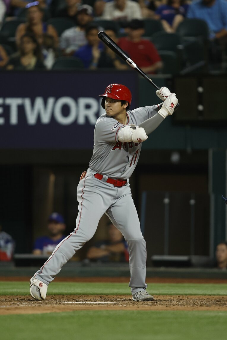 2本塁打を放った6月12日のレンジャーズ戦。5月に比べてグリップエンドの位置が数センチ下がっている（2枚目／2枚）©Getty Images