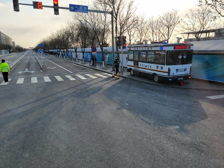 宿泊施設や会場の周囲には常に警察官の姿があった（筆者撮影）