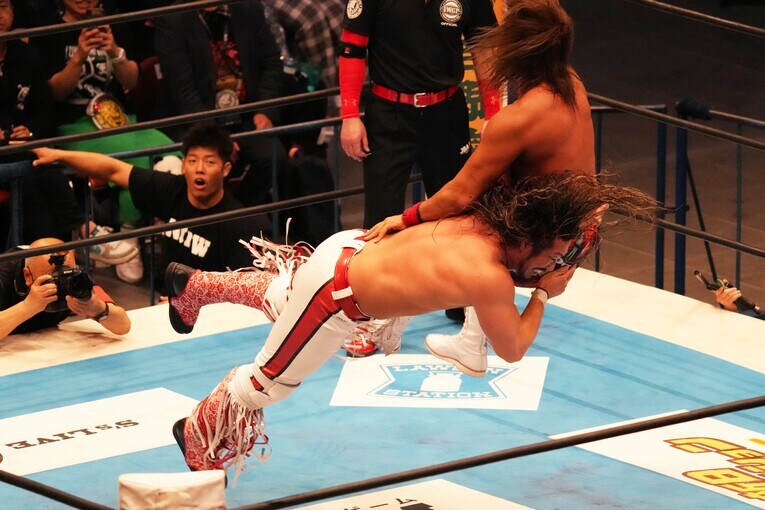 辻陽太はジーンブラスターで内藤哲也を吹っ飛ばす　©Essei Hara