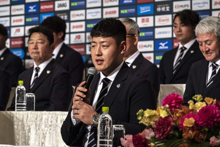 後の清水コーチのツボに入りまくっていた岡本の受け答え　©Takuya Sugiyama