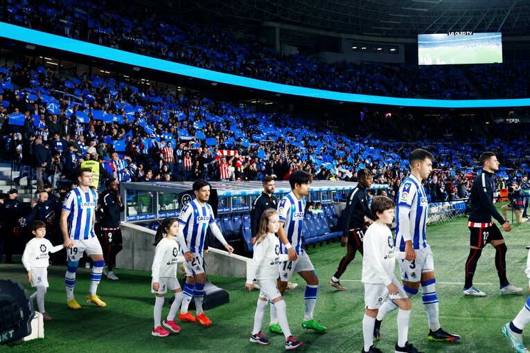 「“クボの疑惑PK”を写真で見ると」「日本代表ユニの少年も」ダービー熱狂のゴラッソ…映像で伝わりきらない“MVP久保建英”の英雄ぶり(22)