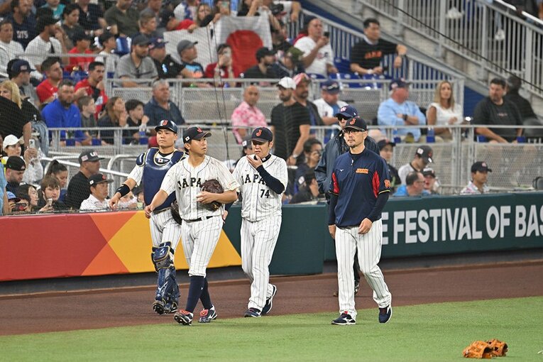 先発のマウンドへと向かう今永 ／ photograph by Naoya Sanuki