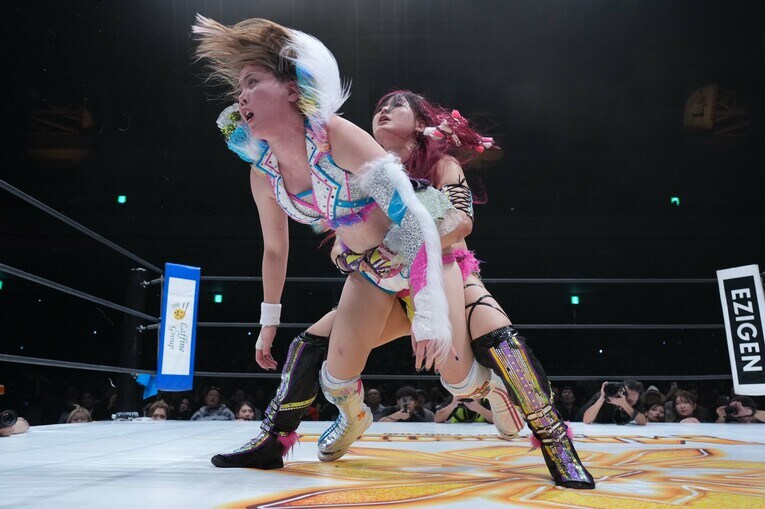 岩谷麻優を強引に引き抜き3連続ジャーマンスープレックスに持っていくイヨ・スカイ　©Essei Hara