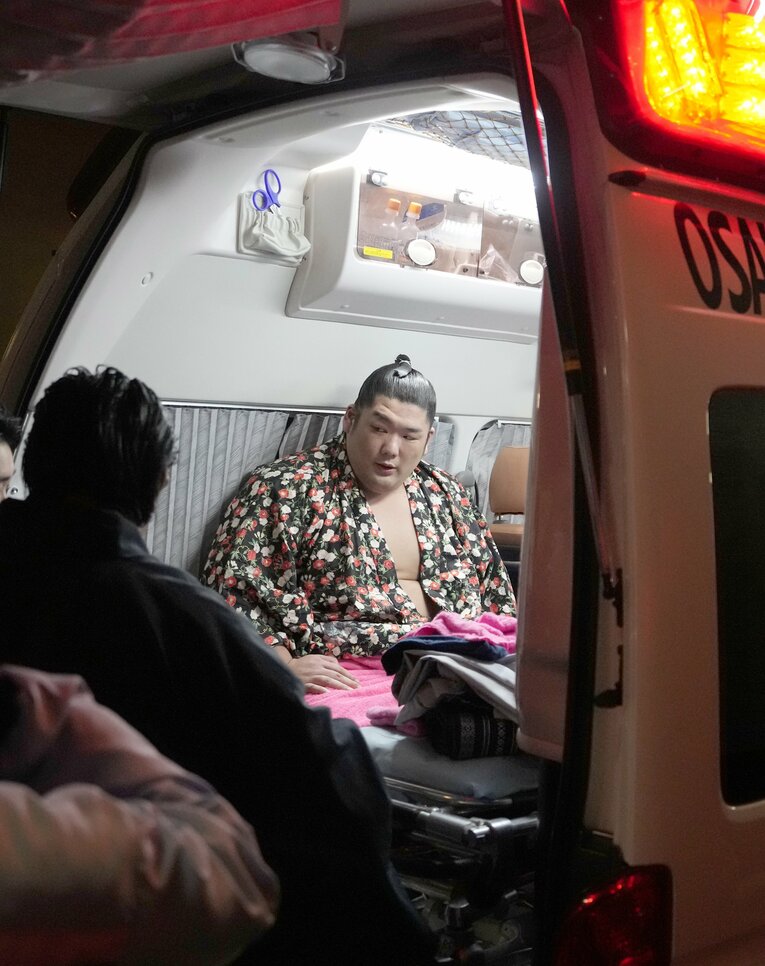 14日目、朝乃山戦後に救急搬送される尊富士。千秋楽の出場が危ぶまれた　©Sankei Shimbun