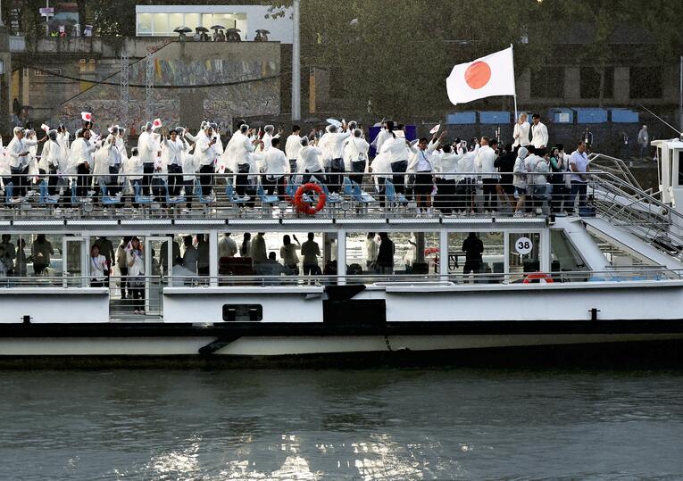 雨が降りしきるなかの日本選手団　©Daihyo Satsuei
