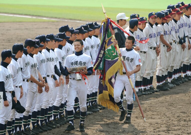「伊志嶺兄弟」伊志嶺翔大の弟の大地さんは選抜大会で優勝した（前左）　©JIJI PRESS