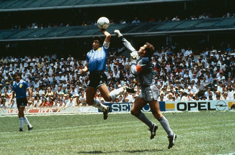 元帝京高10番のマラドーナ芸人が、マラドーナ本人に会いに行ってみた。(5) ／ photograph by Bob Thomas/Getty Images