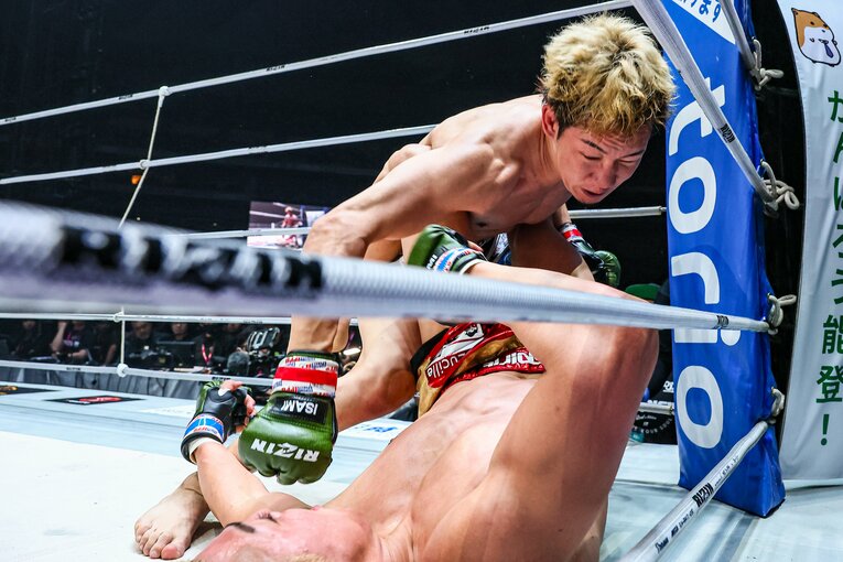鈴木を抑え込み、上からパンチを放つ朝倉　©RIZIN FF Susumu Nagao
