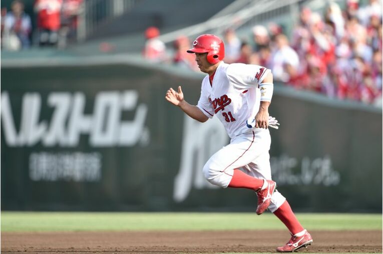 “黒田・新井と若手のつなぎ役”　なぜ41歳石原慶幸はカープの19年間「誰かの支え」であり続けたのか(4) ／ photograph by Nanae Suzuki