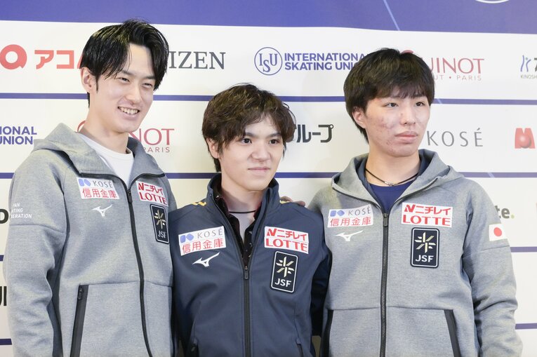 2022ショートプログラムを終え2位の山本草太（左）、1位の宇野昌磨（中央）、3位の三浦佳生（右）の3ショット ©︎Asami Enomoto