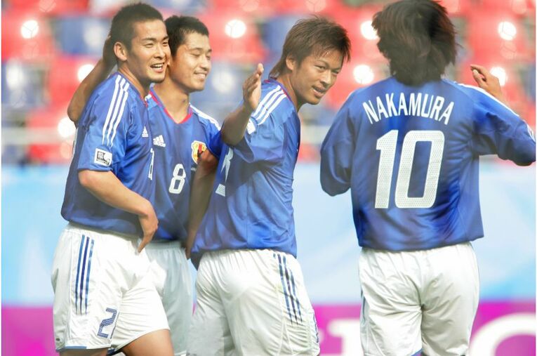 柳沢のゴールを称える加地亮、小笠原、中村俊輔©Naoya Sanuki