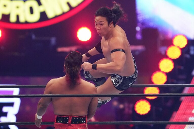 鷹木信悟にアタックする竹下幸之介　©Masashi Hara