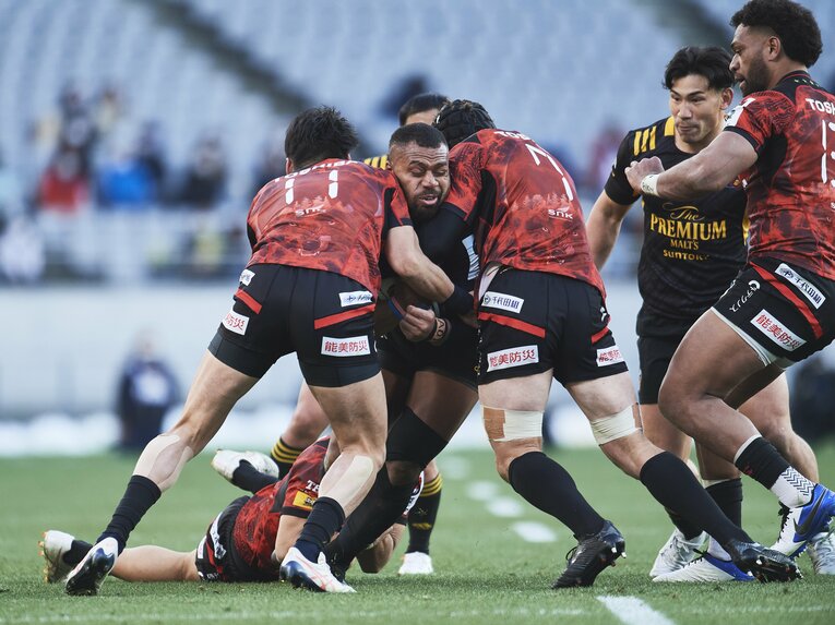 東京SGの突破を食い止めるBL東京の選手たち　©Yuki Suenaga