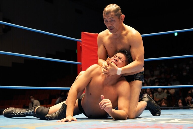 デビュー戦の翌日、安齊勇馬は鈴木みのるとシングルマッチを戦った。2022年9月19日、後楽園ホール