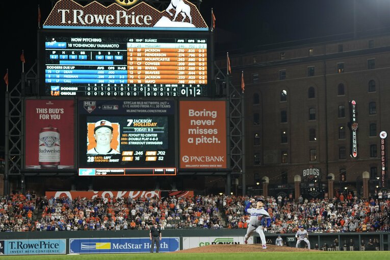 目利きの記者たちに「ほぼ完璧」だったと言わしめた山本由伸のピッチング。誰もが偉業達成のカウントダウンをするなか、21歳の若手野手に痛恨の一発を浴びた　©︎Getty Images