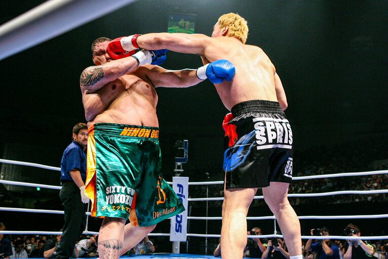 チェ・ホンマンの左を顔面に浴びる曙　©Susumu Nagao