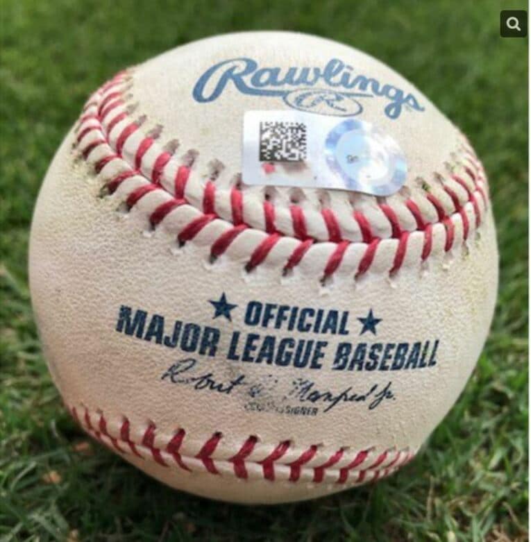 8月3日、大谷翔平が打ったツーベースヒット球：2010ドル＝約22万円　©MLB Auction