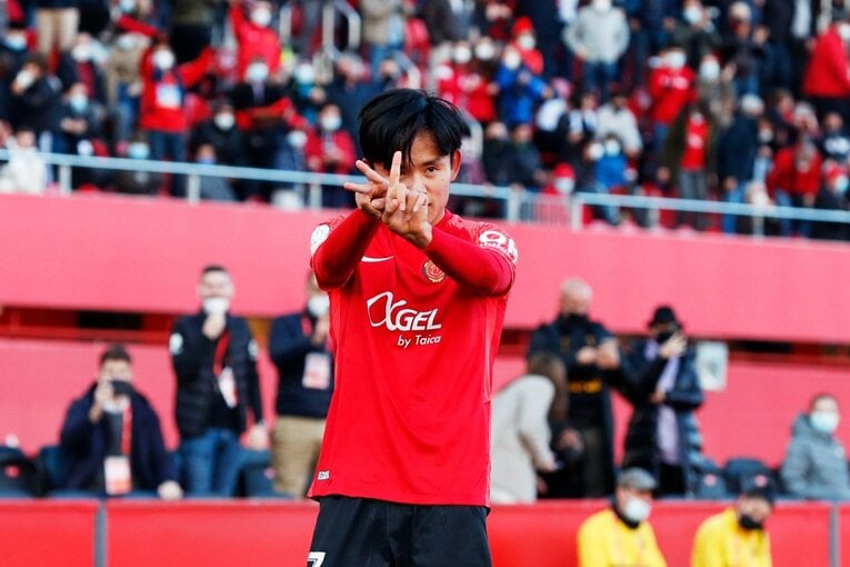 久保建英“オレが蹴る”FK弾→手荒い祝福に「い、痛いんですけど」 カメラマンが至近距離でとらえた一撃と、ファンから“感謝の大拍手”(31)