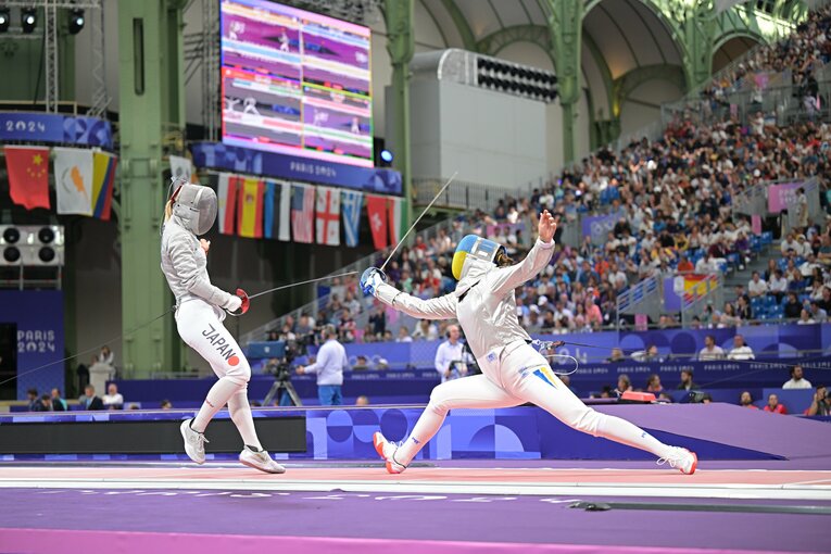 女子サーブル個人2回戦、江村美咲vs.オレナ・クラバツカ　©JMPA