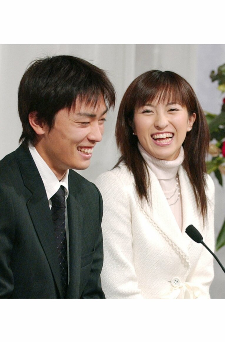 2005年12月の結婚記者会見。お相手はタレントの仲根かすみさん　©KYODO