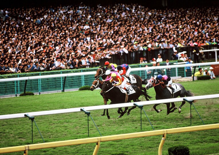 追いすがるビワハヤヒデ（青帽）、ナリタタイシン（白帽）をおさえ突き抜けたのは、柴田とウイニングチケットだった　©BUNGEISHUNJU