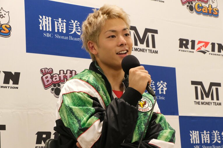 インタビュースペースでは父・三浦知良が実際に着ていたウィンドブレーカーを着用　©Norihiro Hashimoto