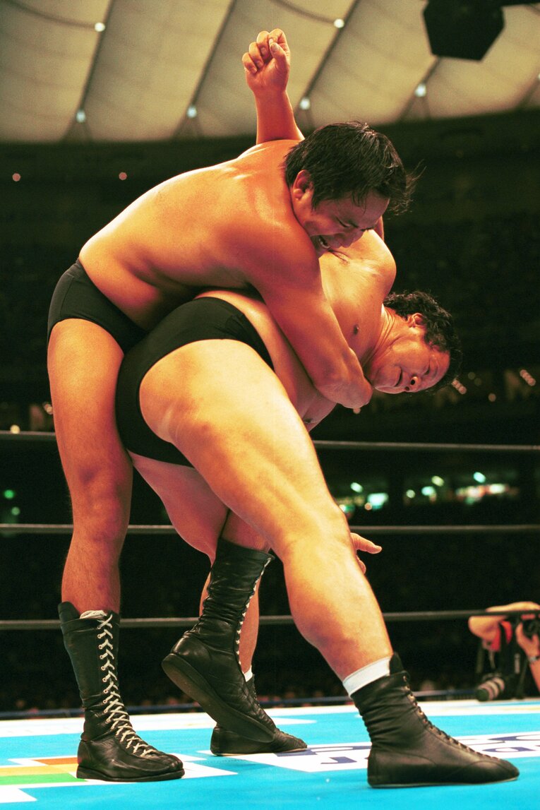 藤波辰爾にコブラツイストをかける西村修。2003年1月4日、東京ドーム　©Essei Hara