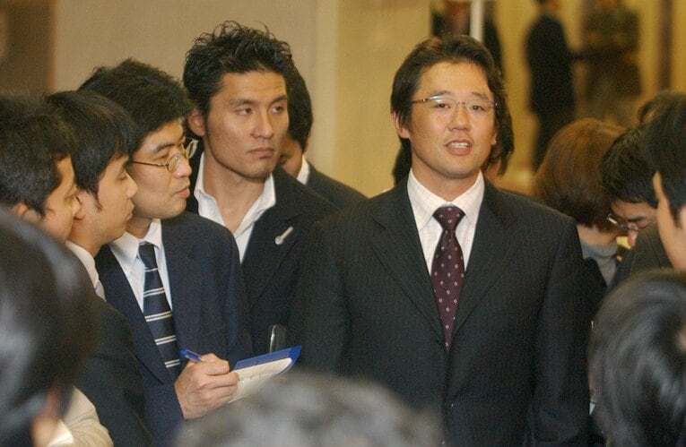 プロ野球構造改革協議会を終え、報道陣に囲まれる労組日本プロ野球選手会の古田敦也会長　©︎JIJI PRESS