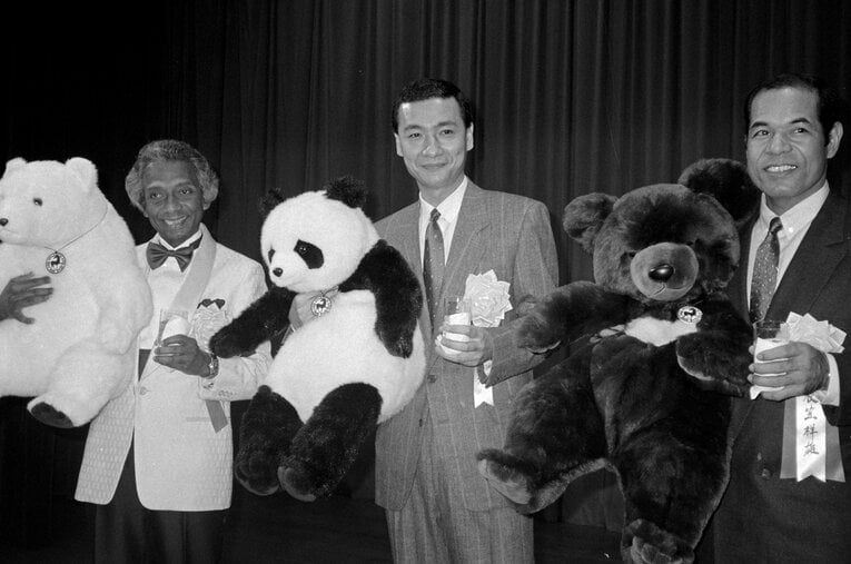 「ゆうもあ大賞」を受賞した（左から）衣笠祥雄、久米宏、アントン・ウィッキー（1987年12月）©︎JIJI PRESS