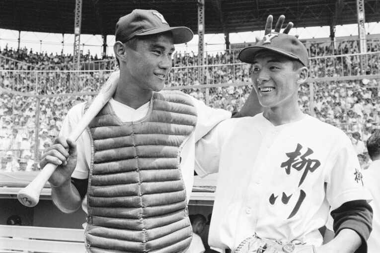 1976年、甲子園でPL学園と接戦を演じた柳川。左が後に母校監督も務めた末次秀樹、右がプロに進み現在は名コーチで知られる久保康生　©JIJI PRESS