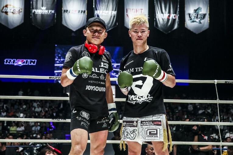 試合は判定で那須川天心が勝利。相手の土俵で戦った堀口恭司にも称賛の拍手が送られ、両者はさわやかな笑顔を見せた　©RIZIN FF Susumu Nagao