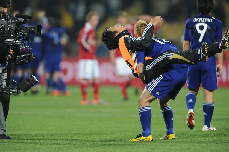 2010年南アフリカW杯。デンマーク戦で大活躍した本田圭佑に抱きつく中村憲剛　©JMPA