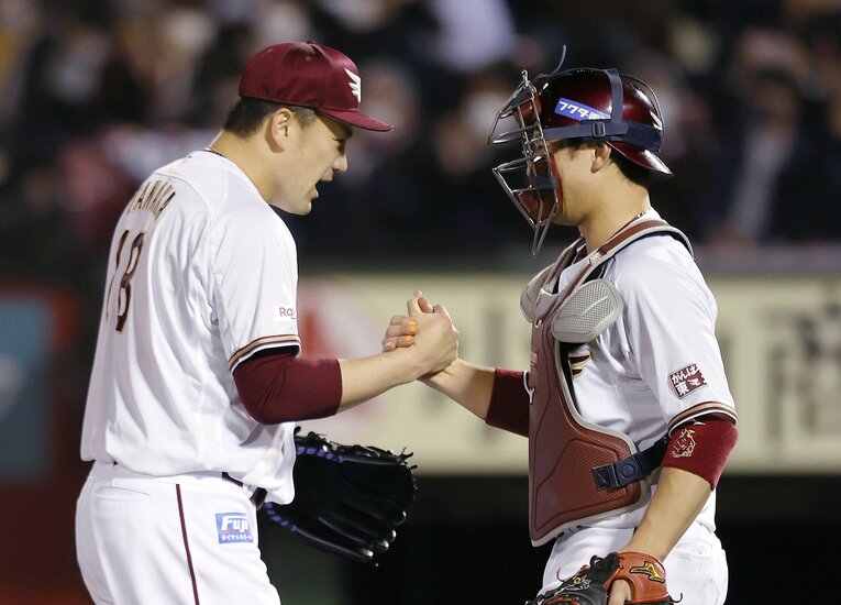 2022年、田中将大とのバッテリーで完封勝利を挙げて喜び合う炭谷　©JIJI PRESS