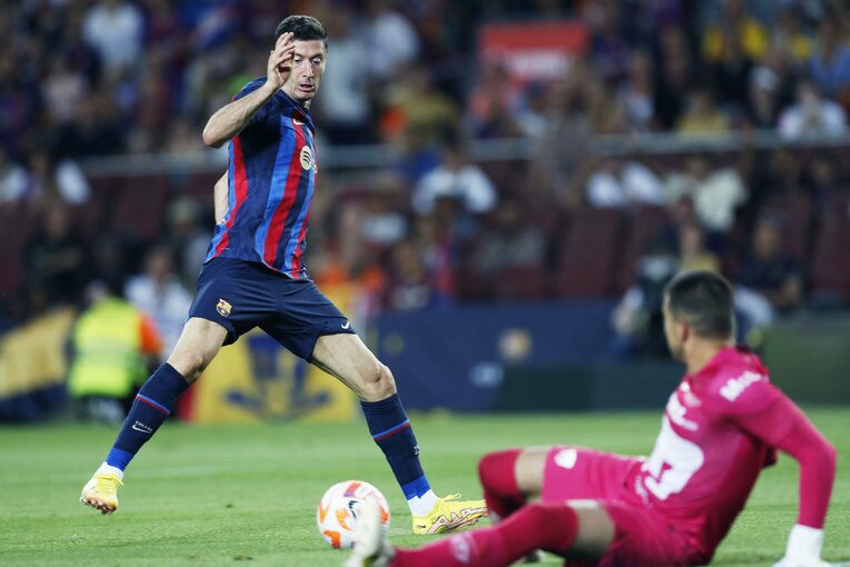 “財政難なのに大補強”バルサを激写　誹謗中傷されたデヨンクへの拍手、33歳レバンドフスキが作る深みとは〈次戦は久保建英ソシエダ〉(29)