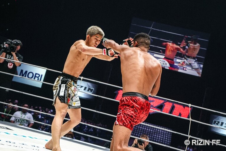 秋元強真vs.パッチー・ミックス　©RIZIN FF