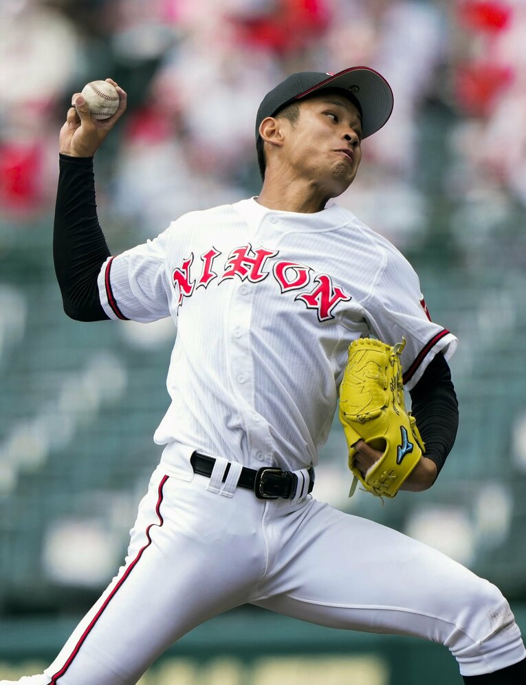 米子東戦で9回途中から2番手で登板。3者連続三振で試合を締めた日大山形・滝口琉偉　©KYODO