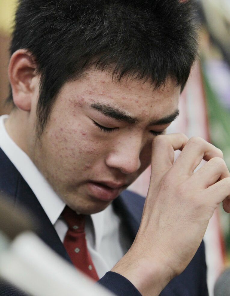 「メジャー挑戦」の夢を抱きながらも国内のプロ野球でプレーすることを表明した記者会見で涙を拭う菊池雄星　©️JIJI PRESS