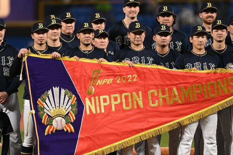 中嶋監督の横で日本一のペナントをもつ比嘉（中央左）　©︎Naoya Sanuki
